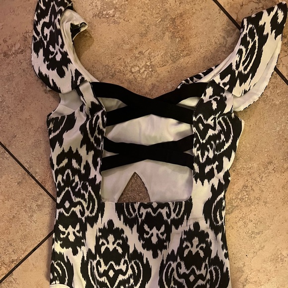 Urban Outfitters Bodysuit 🖤🤍 - Picture 4 of 6